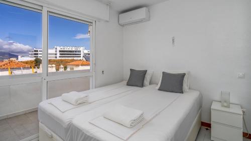 Postel nebo postele na pokoji v ubytování Cozy terrace with pool in Fuengirola by Costarentals - Ref 206