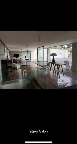 un salon avec une table et une salle à manger dans l'établissement Contemporaine, à Bandol