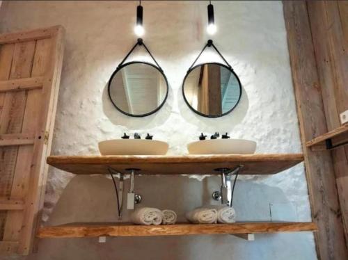 Apartamento Caolin Rocabella في إل شورو: حمام مغسلتين ومرايا