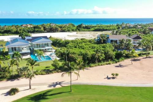 - une vue aérienne sur un complexe avec une plage dans l'établissement LAS PALMAS 77 Access to Eden Roc Beach Club Chef Butler and maid, à Punta Cana