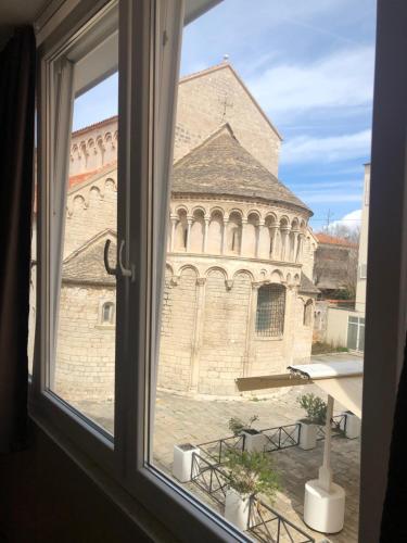 una ventana con vistas a una iglesia en Zoilo Rooms self check-in, en Zadar