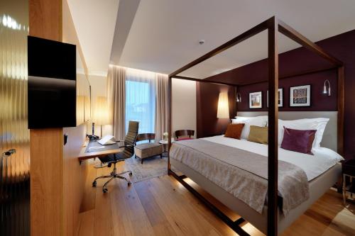 ジェシュフにあるB&B HOTEL RZESZÓW CENTRUMの大きなベッドとデスクが備わるホテルルームです。