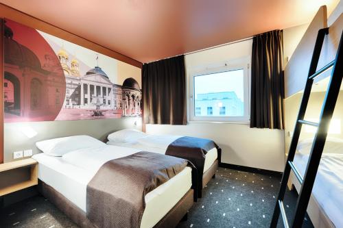 Postel nebo postele na pokoji v ubytování B&B HOTEL Wiesbaden-Hbf