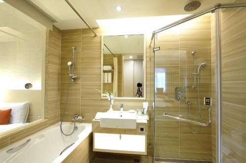 W łazience znajduje się wanna, umywalka i prysznic. w obiekcie Hotel Riverview Taipei w Tajpej