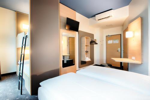 Postel nebo postele na pokoji v ubytování B&B Hotel Ulm