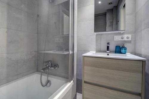 un bagno con doccia, vasca e lavandino di Marbella Eurobel a Marbella