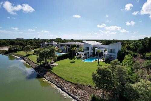 Výhled na bazén z ubytování Hacienda 51 5BR lakefront villa with cook maid and golf cart nebo okolí