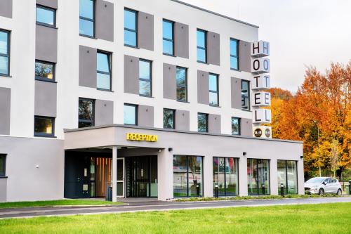 B&B Hotel Ravensburg في رافنسبرغ: مبنى مكتب مع لوحة تدل على الفندق