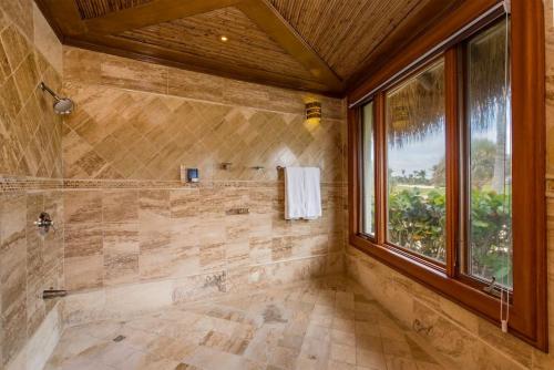 ein großes Bad mit einer Dusche und einem Fenster in der Unterkunft CALETON 8 OCEAN VIEW WITH POOL CHEF BUTLER MAiD EDEN ROC BEACH CLUB ACCESS in Punta Cana