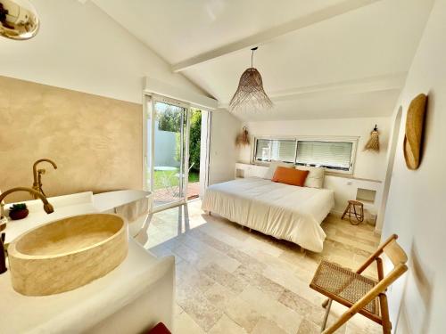 Postel nebo postele na pokoji v ubytování La Maison du Bonheur 195 m2 - Piscine - Jacuzzi - Proche Plage