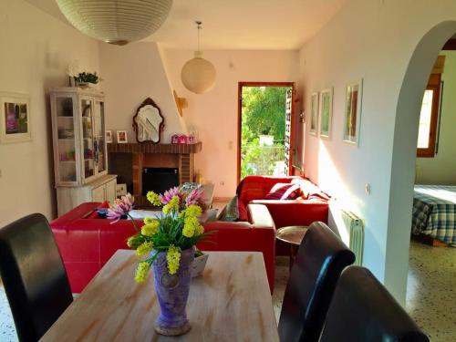 een woonkamer met een vaas met bloemen op een tafel bij Villa Secret Paradise, Costa Brava in Lloret de Mar