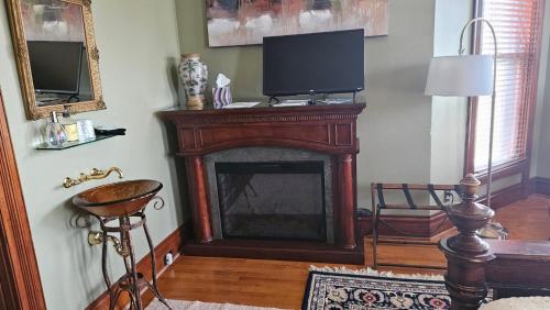 TV o dispositivi per l'intrattenimento presso Historic Webster House Bed and Breakfast Inn