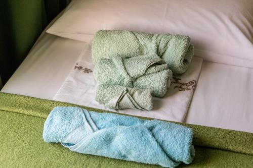 a pile of towels sitting on top of a bed at La AMISTAD Apartamento en Chalet con piscina compartida in Calpe