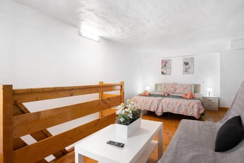 een woonkamer met een bed en een bank bij Arrecife 4 U in Arrecife