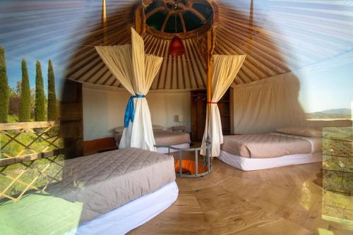 Tempat tidur dalam kamar di Casa di campagna con yurta e piscina