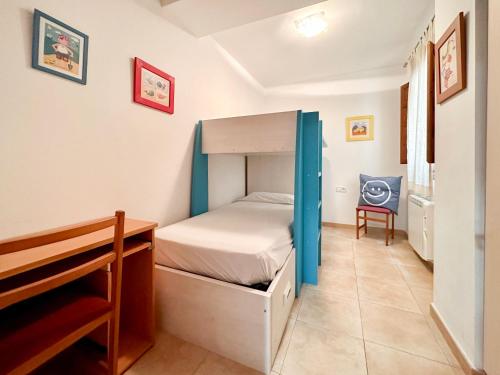 En eller flere senge i et værelse på CENTRIC APARTMENT with POOL in TOSSA 2