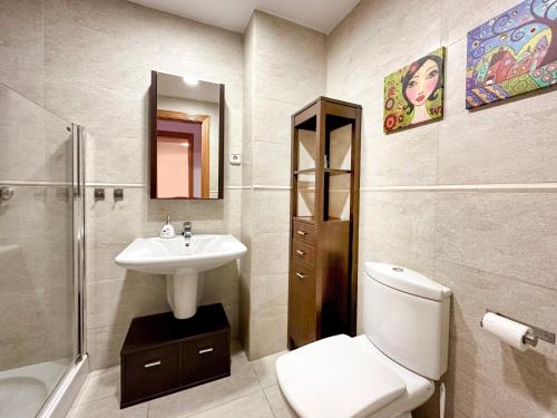 Et badeværelse på CENTRIC APARTMENT with POOL in TOSSA 2