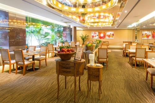 A restaurant or other place to eat at Hotel Riverview Taipei