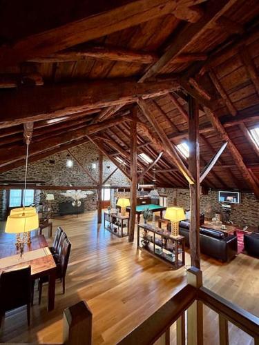 duży salon z drewnianą podłogą i drewnianym sufitem w obiekcie Cobert de Felip 