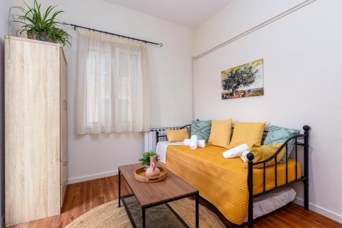 sypialnia z łóżkiem i stołem w pokoju w obiekcie Olivia Guest House w Korfu