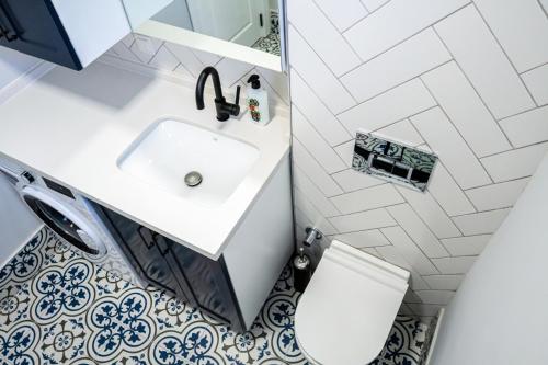 ein Badezimmer mit einem weißen Waschbecken und einem WC in der Unterkunft Private Villa With Garden Near Beaches in Marmaris in Marmaris