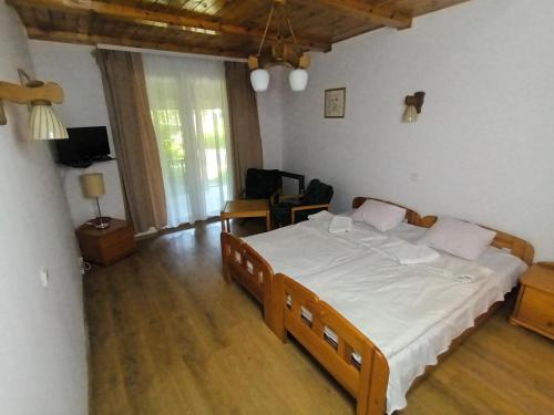 ein Schlafzimmer mit einem großen Bett in einem Zimmer in der Unterkunft Lipowy Przylądek- Domek 26 