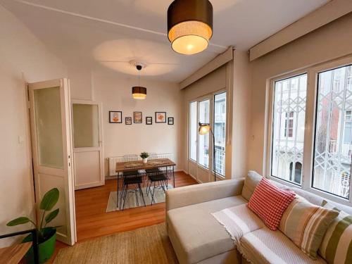 Cihangir’de Merkezi ve Balkonlu Daire