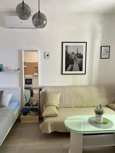 Center town apartment Lipa Mala في غراداك: غرفة معيشة مع أريكة وطاولة