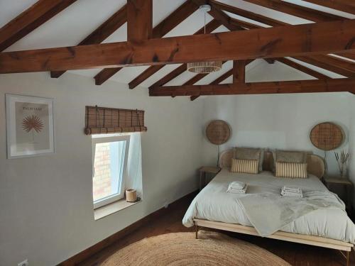 een slaapkamer met een bed en een raam bij Casa Maria Flora in Ojén