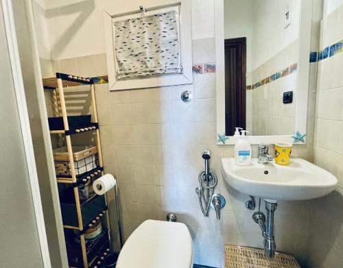 ein kleines Bad mit WC und Waschbecken in der Unterkunft Petit in Porto Ercole