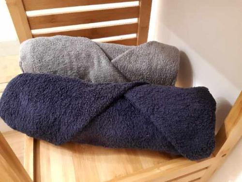 zwei Wollknäuel auf einem Holzstuhl in der Unterkunft LA GRANDE MAISON centre in Bandol