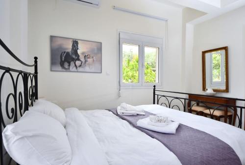 een slaapkamer met een bed met twee handdoeken erop bij DiMaGeo Life studio apartment in Chania