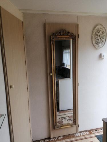 a mirror on a wall in a room at Mobilheim in Alttrebbin in Neutrebbin