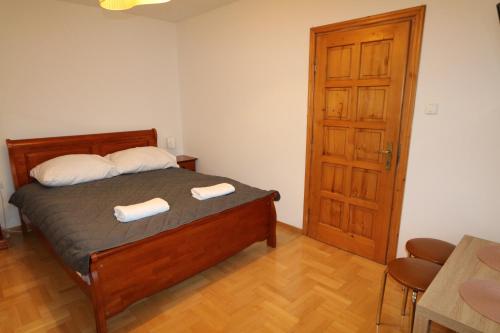 a bedroom with a bed with two towels on it at Czar Gór in Krościenko