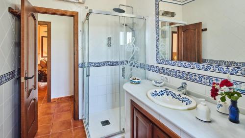 a bathroom with a sink and a mirror at Casa Rural El Tajo El Gastor by Ruralidays in El Gastor
