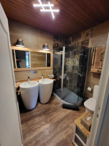 een badkamer met 2 wastafels en een douche bij villa 2be in Balen