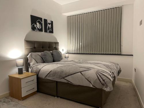 sypialnia z dużym łóżkiem i oknem w obiekcie Augustus House 1 Bedroom Apollo Suite w mieście Bradford