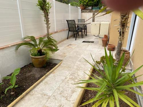 Κήπος έξω από το Antheor cap Roux