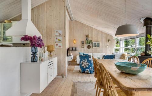 cocina y comedor con mesa de madera y sillas en 2 Bedroom Cozy Home In Jerup, en Jerup