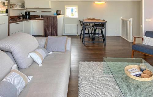 Dapur atau dapur kecil di 2 Bedroom Awesome Home In Oude Tonge