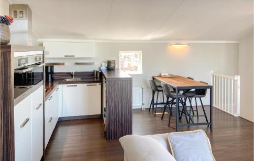 Dapur atau dapur kecil di 2 Bedroom Awesome Home In Oude Tonge
