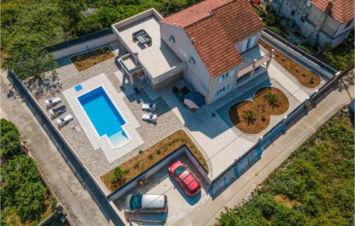 eine Draufsicht auf ein Haus mit Swimmingpool in der Unterkunft 5 Bedroom Nice Home In Vela Luka in Vela Luka