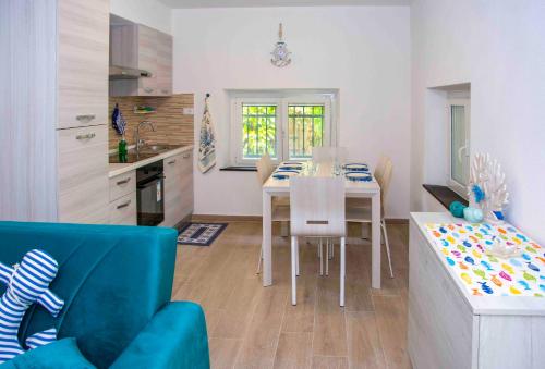a kitchen and dining room with a table and chairs at U Fundu du Cialli in Lavagna