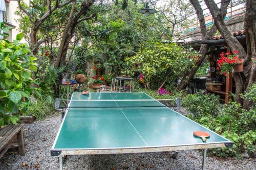 a ping pong table in a garden with plants at U Fundu du Cialli in Lavagna