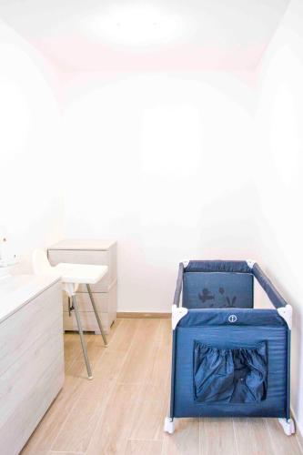 a blue box sitting in a room with a sink at U Fundu du Cialli in Lavagna
