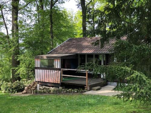 eine kleine Hütte mitten im Wald in der Unterkunft Waldhaus Möhnesee in Möhnesee