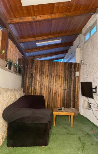 ein Schlafzimmer mit einem Bett und einem Tisch darin in der Unterkunft יחידת נופש בעמק המעינות in Bet Scheʼan