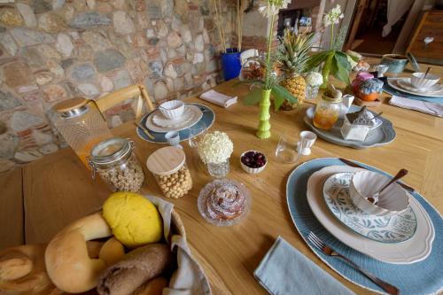 een houten tafel met borden en eten erop bij Villa Mario Resort in Salò