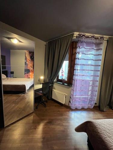 1 dormitorio con espejo, cama y ventana en Krawiecka 3 - New York style - City Center - Parking Place, en Wroclaw