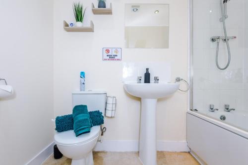 een badkamer met een toilet en een wastafel bij Spacious 4-Bed Townhouse in Crewe by 53 Degrees Property, Ideal for Contractors & Business, FREE Parking - Sleeps 8 in Crewe